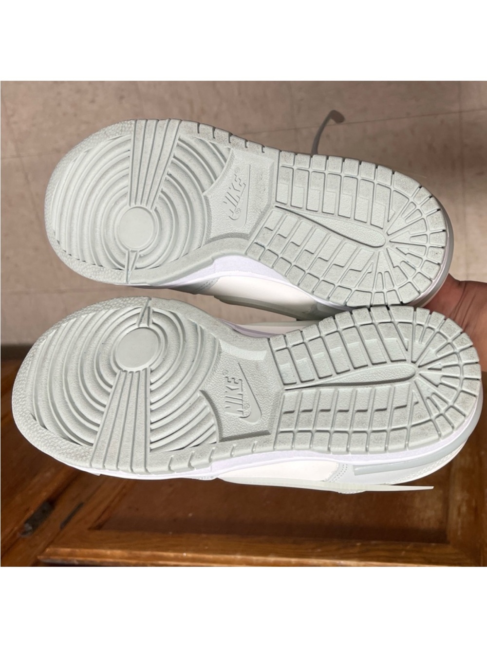 Nike Wmns Dunk Low Twist
LIGHT SILVER/SAIL-WHITECasual Sneakers
DZ2794-004 Sz 7 - Picture 10 of 10